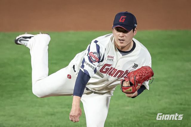 롯데 자이언츠 투수 나균안이 19일 부산 사직야구장에서 열린 2025 신한 SOL Bank KBO리그 한화 이글스와의 팀 간 10차전에 선발등판, 6이닝 4피안타 2볼넷 6탈삼진 무실점으로 승리투수가 됐다. 사진 롯데 자이언츠