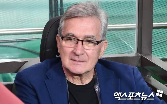 중국 소후 닷컴이 20일 중국 축구 대표팀 코칭스태프 예산이 이미 삭감돼 자금이 부족하다면서 좋은 감독이 오기 어렵다고 보도했다.&nbsp;엑스포츠뉴스DB