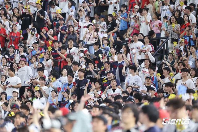 롯데 자이언츠 팬들이 올해 정규시즌 경기에서 선수들을 응원하고 있다. 롯데는 20일 부산 사직야구장에서 열리는 삼성 라이온즈와의 홈경기에서 홈 23게임 연속 매진에 도전한다. 롯데 자이언츠