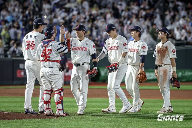 롯데 자이언츠 선수들이 20일 부산 사직야구장에서 열린 삼성 라이온즈전에서 승리한 뒤 세리머니하고 있다. 롯데 자이언츠