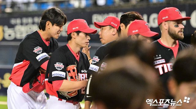 3일 오후 서울 송파구 잠실야구장에서 열린 '2025 신한 SOL Bank KBO리그' KIA 타이거즈와 두산 베어스의 경기, KIA가 양현종의 호투와 오선우의 결승타에 힘입어 두산에 11:3으로 승리했다. 이날 경기에서 승리한 KIA 이범호 감독이 선수들과 함께 기뻐하고 있다. 엑스포츠뉴스 DB