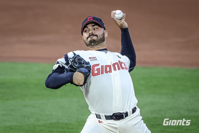 롯데 자이언츠 선발투수 알렉 감보아가 20일 부산 삼성 라이온즈전에서 투구하고 있다. 롯데 자이언츠