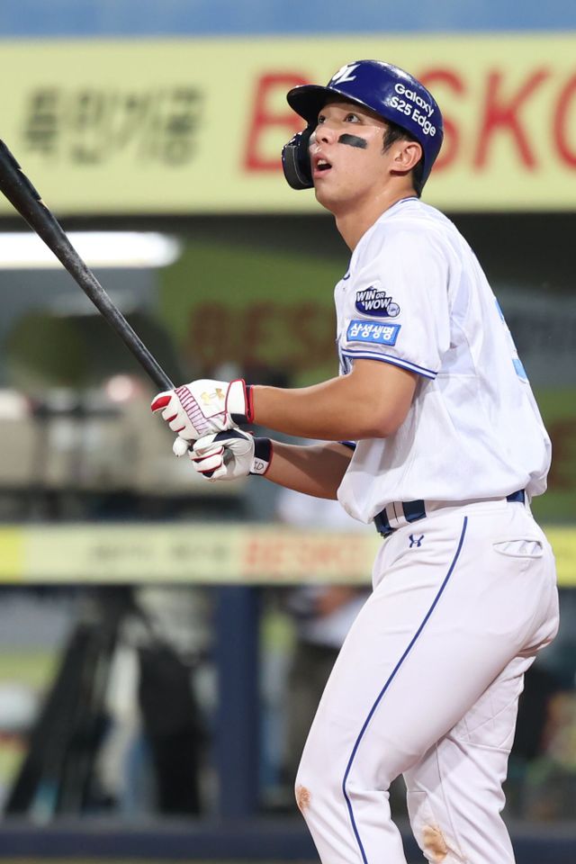 삼성 라이온즈 내야수 김영웅이 올해 정규시즌 경기에 출전해 타격 후 타구를 바라보고 있다. 김영웅은 타격 부진으로 20일 엔트리에서 말소됐다. 삼성 라이온즈