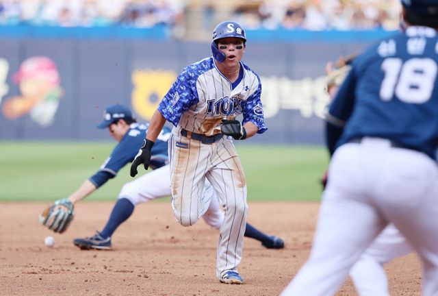 삼성 라이온즈 내야수 김영웅이 올해 정규시즌 경기에 출전해 주루하고 있다. 김영웅은 타격 부진으로 20일 엔트리에서 말소됐다. 삼성 라이온즈