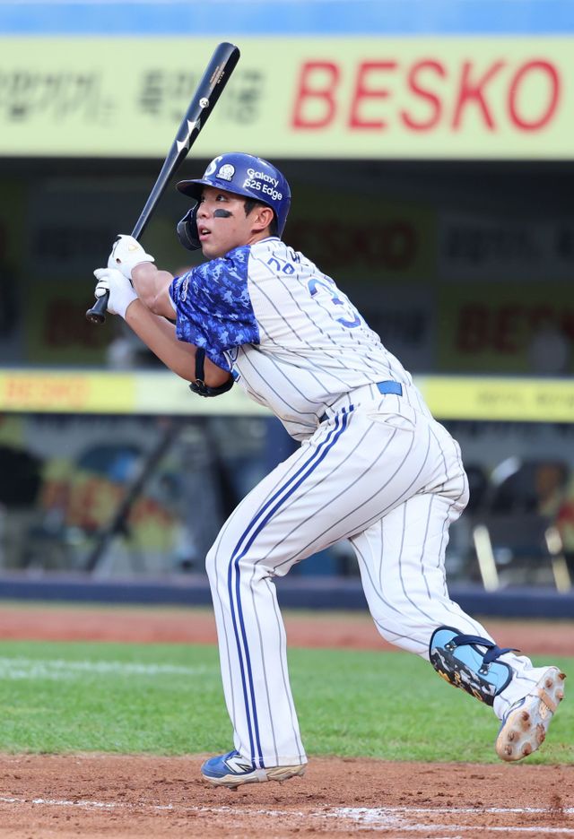 삼성 라이온즈 내야수 김영웅이 올해 정규시즌 경기에 출전해 타격하고 있다. 김영웅은 타격 부진으로 20일 엔트리에서 말소됐다. 삼성 라이온즈