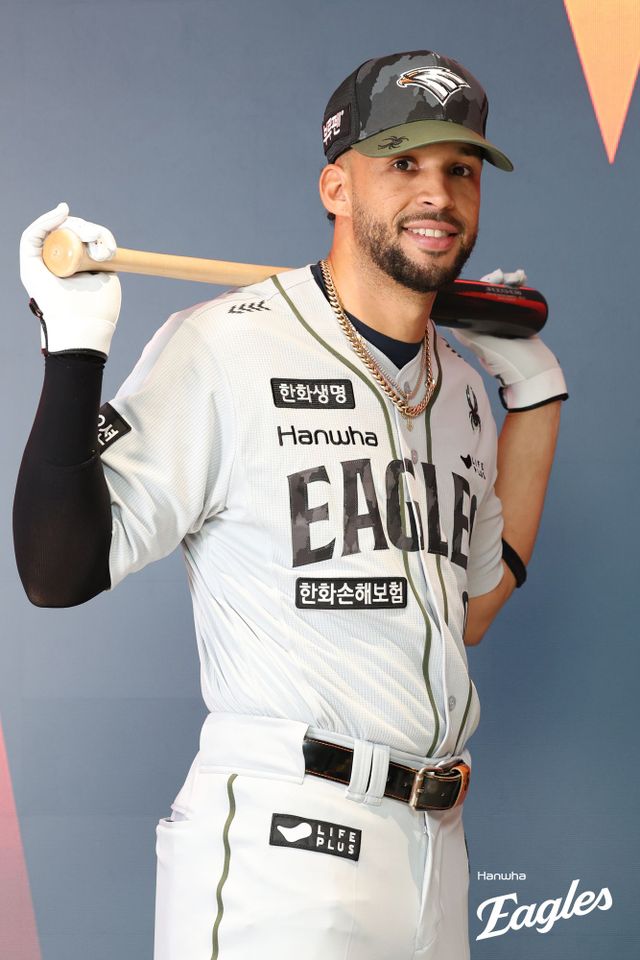 한화는 오른쪽 새끼손가락 견열골절(뼛조각 생성)로 외국인 재활선수 명단에 오른 에스테반 플로리얼의 대체 외국인 선수로 도미니카 공화국 출신의 1995년생 루이스 리베라토를 영입했다. 계약 기간은 6주이며, 계약 규모는 총액 5만 달러다. 한화 이글스