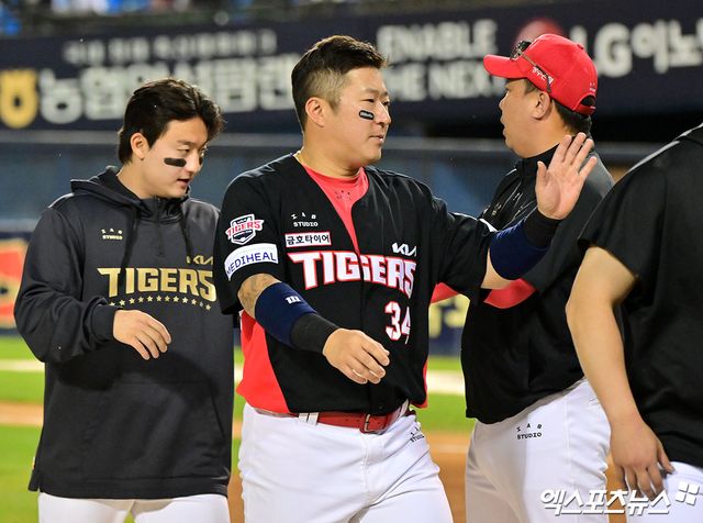 4일 오후 서울 송파구 잠실야구장에서 열린 '2025 신한 SOL Bank KBO리그' KIA 타이거즈와 두산 베어스의 경기, KIA가 위즈덤의 결승 투런 홈런과 최원준의 투런 홈런에 힘입어 두산에 8:3 승리를 거뒀다. KIA 이범호 감독이 선수들과 함께 기뻐하고 있다. 엑스포츠뉴스 DB