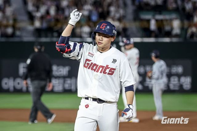 롯데 자이언츠 내야수 박찬형이 19일 부산 사직야구장에서 열린 2025 신한 SOL Bank KBO리그 한화 이글스와의 팀 간 10차전에서 프로 무대 데뷔 첫 안타를 기록했다. 사진 롯데 자이언츠