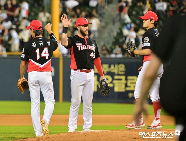 4일 오후 서울 송파구 잠실야구장에서 열린 '2025 신한 SOL Bank KBO리그' KIA 타이거즈와 두산 베어스의 경기, KIA가 위즈덤의 결승 투런 홈런과 최원준의 투런 홈런에 힘입어 두산에 8:3 승리를 거뒀다. KIA 선수들이 기뻐하고 있다. 엑스포츠뉴스 DB