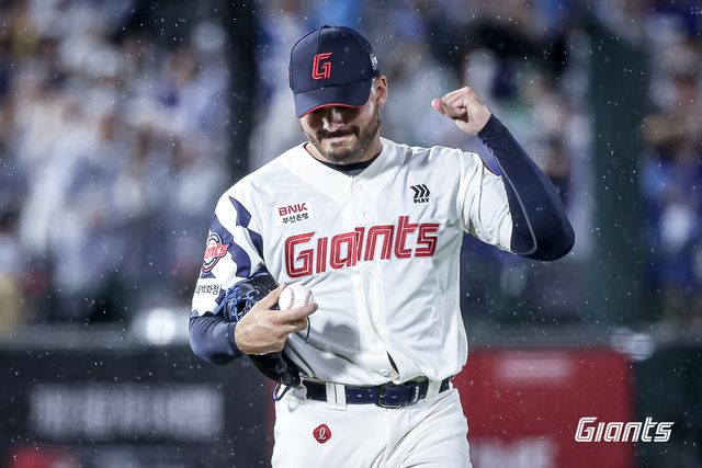 롯데 자이언츠 선발투수 알렉 감보아가 20일 부산 삼성 라이온즈전에서 호투 후 주먹을 불끈 쥐고 있다. 롯데 자이언츠