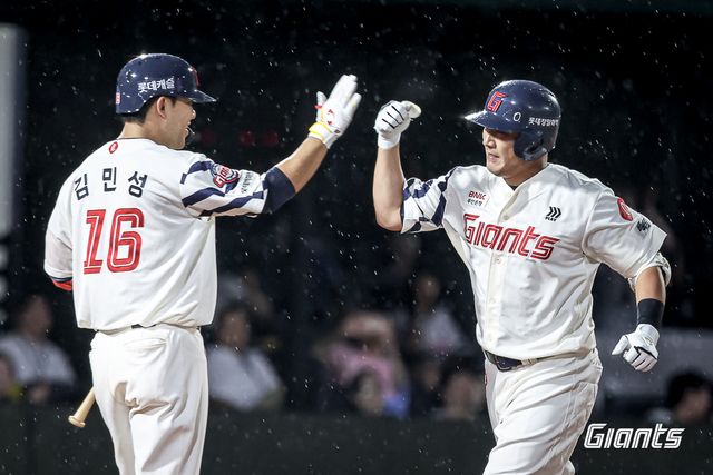롯데 자이언츠 정훈이 지난 20일 부산 사직야구장에서 열린 삼성 라이온즈전에서 홈런을 친 뒤 김민성과 하이파이브하고 있다. 롯데 자이언츠