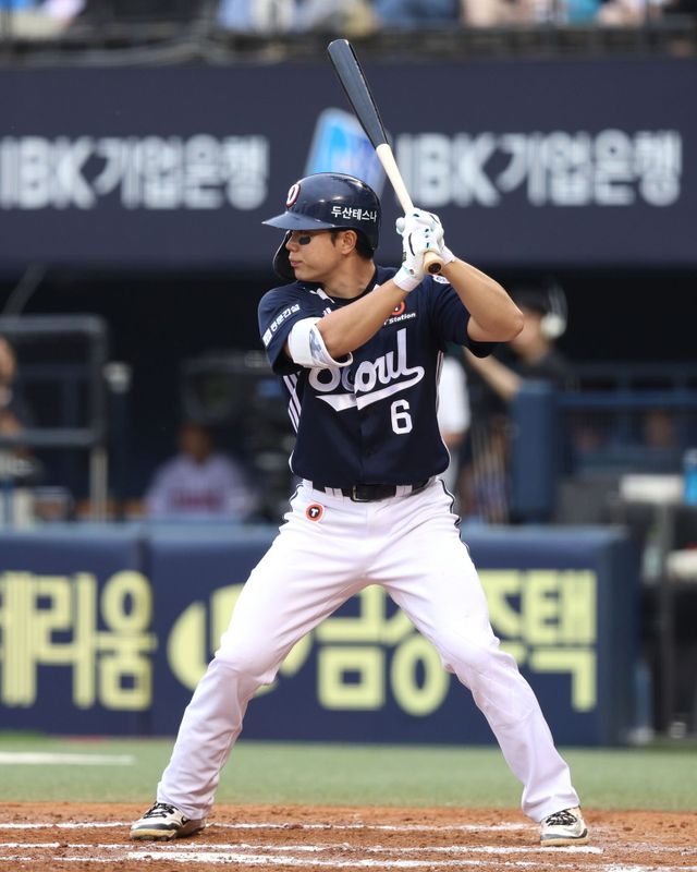 두산 베어스 내야수 오명진이 21일 서울 잠실야구장에서 열린 2025 신한 SOL Bank KBO리그 LG 트윈스와의 팀 간 7차전에서 6회초 결승 1타점 적시타를 기록했다. 사진 두산 베어스