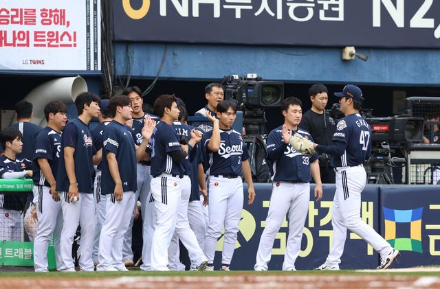 조성환 감독 대행이 이끄는 두산 베어스가 21일 서울 잠실야구장에서 열린 2025 신한 SOL Bank KBO리그 LG 트윈스와의 팀 간 7차전에서 6-5로 이겼다. 2경기 연속 역전승을 따내면서 분위기 반전에 성공했다. 사진 두산 베어스