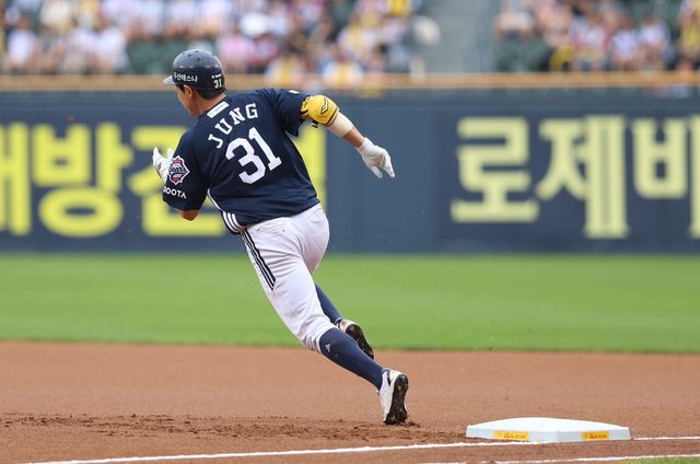 두산 베어스 외야수 정수빈이 21일 서울 잠실야구장에서 열린 2025 신한 SOL Bank KBO리그 LG 트윈스와의 팀 간 7차전에서 1회초 선두타자 2루타와 득점, 5회말 호수비로 팀 승리에 힘을 보탰다. 사진 두산 베어스