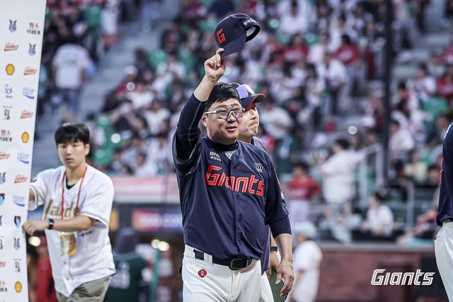 롯데 자이언츠 김태형 감독이 올해 정규시즌 경기에서 승리한 뒤 팬들에게 인사하고 있다. 롯데 자이언츠
