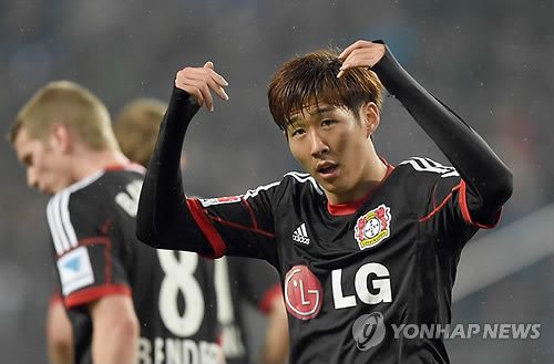 글로벌 매체 원풋볼은 21일(한국시간) 독일 분데스리가 클럽 바이엘 레버쿠젠이 손흥민(토트넘 홋스퍼) 영입을 원한다고 보도했다. 손흥민은 레버쿠젠에서 지난 2013년부터 2015년까지 2년간 활약했다. 만약 이번 여름 레버쿠젠과 손흥민 간의 재결합이 성사된다면 손흥민은 무려 10년 만에 친정팀 유니폼을 입고 분데스리가 무대에서 뛰게 된다. 연합뉴스