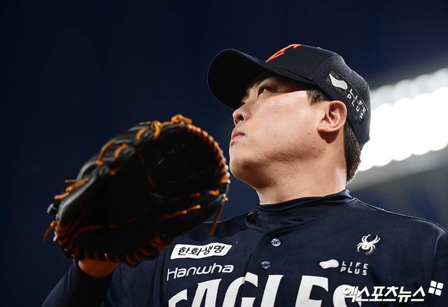 30일 오후 경상남도 창원NC파크에서 열린 '2025 신한 SOL Bank KBO리그' 한화 이글스와 NC 다이노스의 경기, 한화 류현진이 그라운드에서 등판 준비를 하고 있다. 엑스포츠뉴스DB