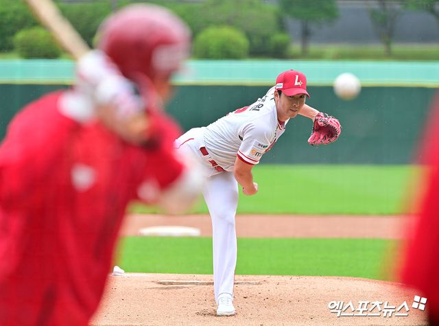 21일 오후 인천SSG랜더스필드에서 열린 '2025 신한 SOL Bank KBO리그' KIA 타이거즈와 SSG 랜더스의 경기, 경기 전 SSG 문승원이 라이브 피칭을 하고 있다. 인천, 김한준 기자