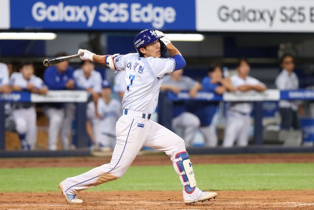 삼성 라이온즈 이재현이 올해 정규시즌 경기에 출전해 타격하고 있다. 이재현은 21일 부산 롯데 자이언츠전 선발 명단에서 제외됐다. 햄스트링 불편감 때문이다. 삼성 라이온즈