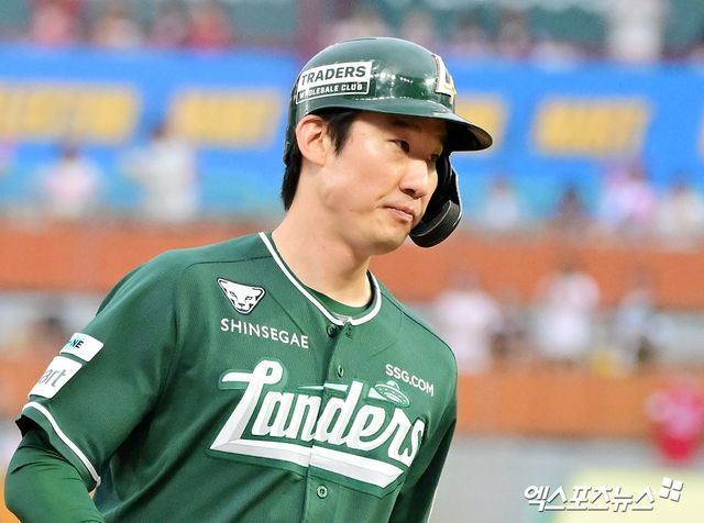 21일 오후 인천SSG랜더스필드에서 열린 '2025 신한 SOL Bank KBO리그' KIA 타이거즈와 SSG 랜더스의 경기, 6회말 SSG 오태곤이 솔로 홈런을 날린 후 그라운드를 돌고 있다. 인천, 김한준 기자