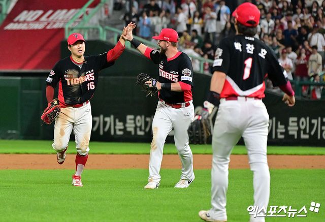 21일 오후 인천SSG랜더스필드에서 열린 '2025 신한 SOL Bank KBO리그' KIA 타이거즈와 SSG 랜더스의 경기, 9회말 1사 1,2루 KIA 최원준이 SSG 박성한의 우전안타때 홈으로 쇄도하는 에레디아를 아웃시키는 홈 보살에 성공하고 있다. 인천, 김한준 기자