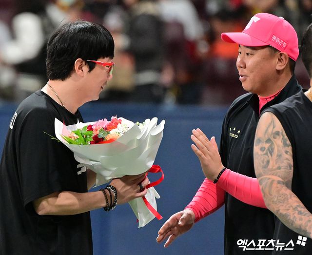 5일 오후 서울 구로구 고척스카이돔에서 열린 '2025 신한 SOL Bank KBO리그' KIA 타이거즈와 키움 히어로즈의 경기, KIA가 키움에 13:1로 대승을 거두며 3연패에서 탈출했다. 이날 경기에서 승리한 KIA 이범호 감독이 180승을 달성한 양현종에게 축하 꽃다발을 건네고 있다. 엑스포츠뉴스 DB