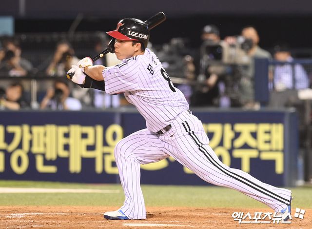 LG 트윈스 외야수 문성주가 21일 서울 잠실야구장에서 열린 2025 신한 SOL Bank KBO리그 두산 베어스와의 팀 간 7차전에서 1회말 1타점 적시타를 기록했다. 사진 엑스포츠뉴스 DB