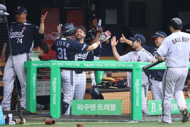 조성환 감독 대행이 이끄는 두산 베어스가 21일 서울 잠실야구장에서 열린 2025 신한 SOL Bank KBO리그 LG 트윈스와의 팀 간 7차전에서 6-5로 이겼다. 2경기 연속 역전승을 따내면서 분위기 반전에 성공했다. 사진 두산 베어스