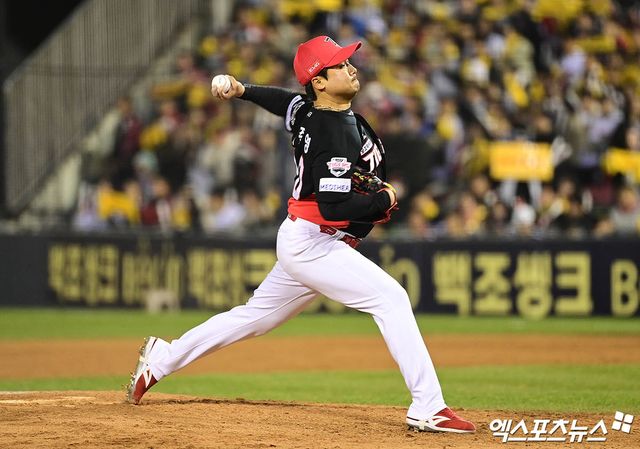 4일 오후 서울 송파구 잠실야구장에서 열린 '2025 신한 SOL Bank KBO리그' KIA 타이거즈와 LG 트윈스의 경기, 7회말 무사 만루 KIA 이준영이 역투하고 있다. 엑스포츠뉴스 DB