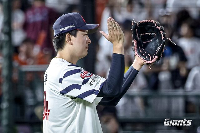 롯데 자이언츠 마무리투수 김원중이 지난 19일 한화 이글스전에 구원 등판해 승리를 지킨 뒤 박수 치고 있다. 롯데 자이언츠