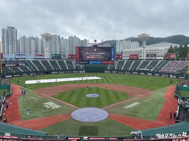 21일 롯데 자이언츠와 삼성 라이온즈의 맞대결이 예고돼 있는 부산 사직야구장. 대형 방수포를 걷은 채 경기 개시를 준비 중이다. 엑스포츠뉴스 부산, 최원영 기자