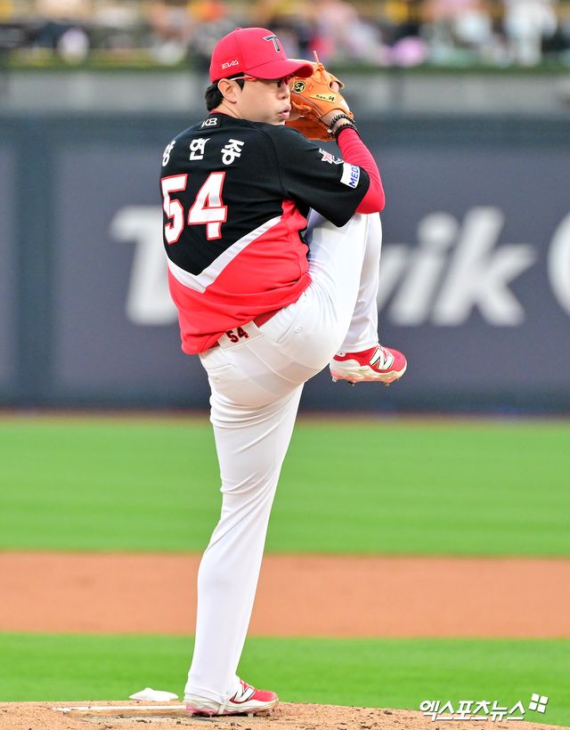 22일 오후 수원KT위즈파크에서 열린 '2025 신한 SOL Bank KBO리그' KIA 타이거즈와 KT 위즈의 경기, 1회말 KIA 선발투수 양현종이 공을 힘차게 던지고 있다. 엑스포츠뉴스 DB