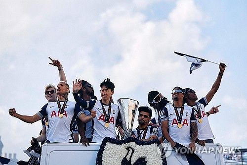 손흥민 사우디아라비아 3개 구단에서 총 급여 1745억원에 달하는 거액의 제안의 받은 것으로 알려졌다. 토트넘 역시 손흥민과의 결별 수순을 밟고 있으며 손흥민의 현 소속팀 마지막 모습은 유로파리그 우승 세리머니였다는 게 영국의 토트넘 매체 견해다. 연합뉴스