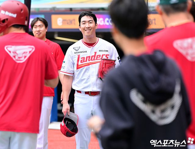 21일 오후 인천SSG랜더스필드에서 열린 '2025 신한 SOL Bank KBO리그' KIA 타이거즈와 SSG 랜더스의 경기, 경기 전 SSG 문승원이 라이브 피칭을 마치고 동료들과 대화를 나누고 있다. 인천, 김한준 기자