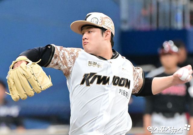 8일 오후 서울 구로구 고척스카이돔에서 열린 '2025 신한 SOL Bank KBO리그' LG 트윈스와 키움 히어로즈의 경기, 2회초 키움 정현우가 공을 힘차게 던지고 있다. 엑스포츠뉴스DB
