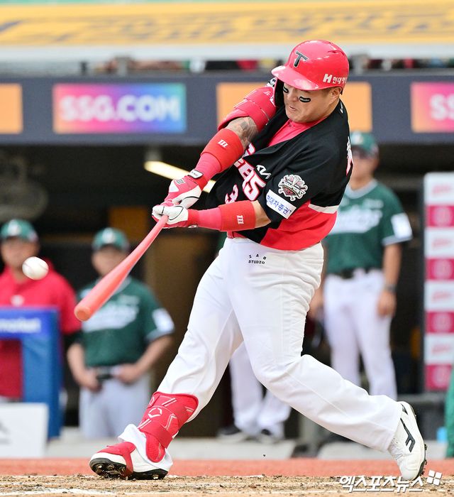 21일 오후 인천SSG랜더스필드에서 열린 '2025 신한 SOL Bank KBO리그' KIA 타이거즈와 SSG 랜더스의 경기, 5회초 2사 1,2루 KIA 최형우가 스리런 홈런을 날리고 있다. 인천, 김한준 기자