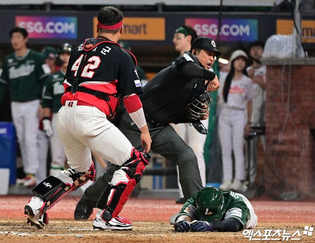 21일 오후 인천SSG랜더스필드에서 열린 '2025 신한 SOL Bank KBO리그' KIA 타이거즈와 SSG 랜더스의 경기, 9회말 1사 1,2루 SSG 에레디아가 박성한의 우전안타때 홈에서 아웃되고 있다. 인천, 김한준 기자