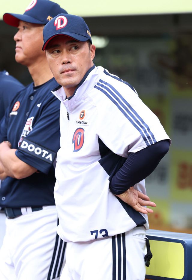 조성환 감독 대행이 이끄는 두산 베어스가 21일 서울 잠실야구장에서 열린 2025 신한 SOL Bank KBO리그 LG 트윈스와의 팀 간 7차전에서 6-5로 이겼다. 사진 두산 베어스