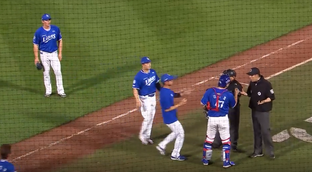 삼성 라이온즈 포수 강민호가 지난 20일 부산 사직야구장에서 열린 롯데 자이언츠와의 경기 도중 심판진에게 무엇인가를 항의하고 있다. TVING 중계 화면 캡처