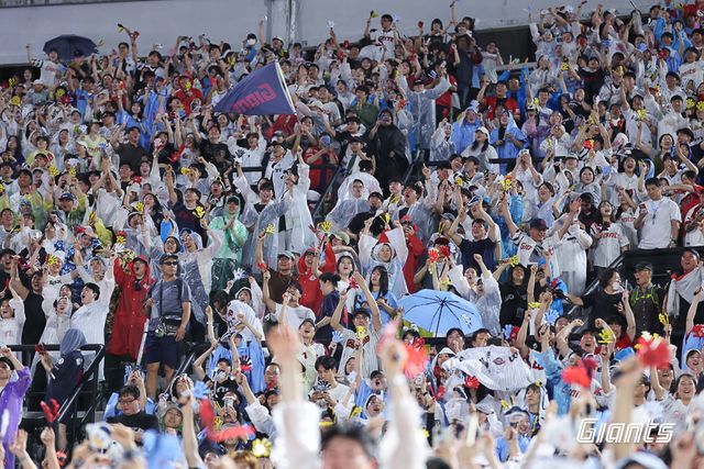 지난 20일 롯데 자이언츠와 삼성 라이온즈의 경기가 열린 부산 사직야구장에서 팬들이 열띤 응원을 펼치고 있다. 롯데 자이언츠