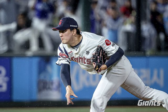 롯데 자이언츠 마무리투수 김원중이 지난 20일 삼성 라이온즈전에 구원 등판해 역투하고 있다. 김원중은 이날 삼성전에서 세이브를 추가하며 3년 연속 20세이브를 달성했다. 롯데 자이언츠