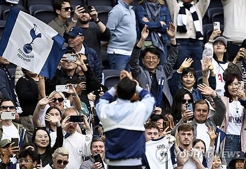 손흥민 사우디아라비아 3개 구단에서 총 급여 1745억원에 달하는 거액의 제안의 받은 것으로 알려졌다. 토트넘 역시 손흥민과의 결별 수순을 밟고 있으며 손흥민의 현 소속팀 마지막 모습은 유로파리그 우승 세리머니였다는 게 영국의 토트넘 매체 견해다. 연합뉴스