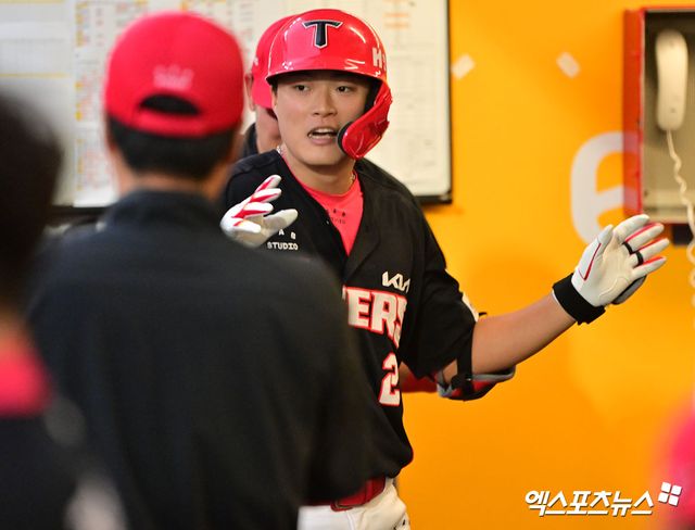 21일 오후 인천SSG랜더스필드에서 열린 '2025 신한 SOL Bank KBO리그' KIA 타이거즈와 SSG 랜더스의 경기, 8회초 KIA 박민이 솔로 홈런을 날린 후 축하를 받고 있다. 인천, 김한준 기자