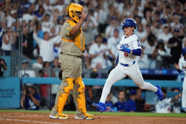 다저스는 21일 오전 11시10분 미국 캘리포니아주 로스앤젤레스의 다저스타디움에서 2025 메이저리그 워싱턴 내셔널스와의 홈경기를 치른다. 다저스 야수 김혜성은 상대 선발로 왼손 투수가 등판하자 어김없이 선발 라인업에서 제외됐다. 김혜성은 4할을 넘나드는 높은 타격감에도 불구하고 상대 투수로 좌완이 등장하면 플래툰 시스템에 따라 어김 없이 빠진다. 덕아웃에서 대타나 대주자, 대수비 출격을 기다리게 됐다. 연합뉴스