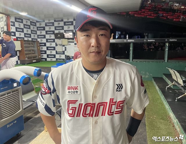 롯데 자이언츠 정훈이 지난 20일 부산 사직야구장에서 열린 삼성 라이온즈전에서 홈런을 친 뒤 기념촬영하고 있다. 엑스포츠뉴스 부산, 최원영 기자