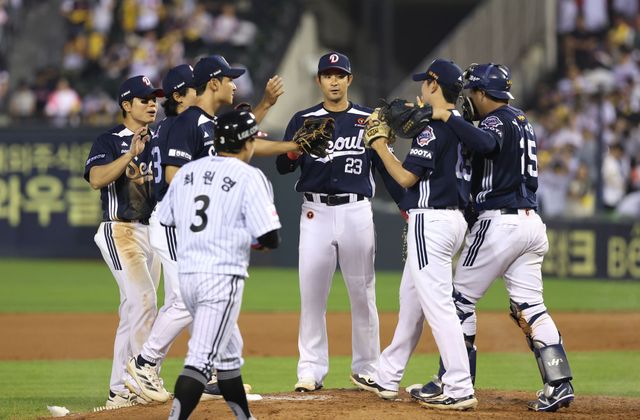 조성환 감독 대행이 이끄는 두산 베어스가 21일 서울 잠실야구장에서 열린 2025 신한 SOL Bank KBO리그 LG 트윈스와의 팀 간 7차전에서 6-5로 이겼다. 2경기 연속 역전승을 따내면서 분위기 반전에 성공했다. 사진 두산 베어스