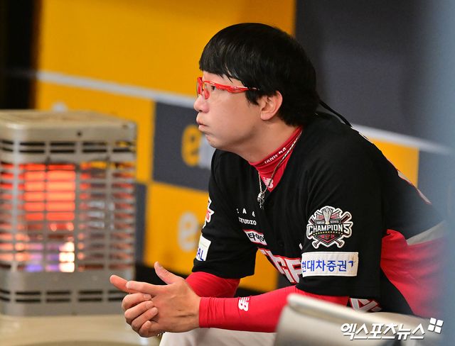 11일 오후 인천SSG랜더스필드에서 열린 '2025 신한 SOL Bank KBO리그' KIA 타이거즈와 SSG 랜더스의 더블헤더 2차전 경기, 6회말 1사 1,2루 KIA 양현종이 마운드를 내려와 생각에 잠겨 있다. 엑스포츠뉴스 DB