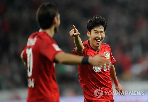 글로벌 매체 원풋볼은 21일(한국시간) 독일 분데스리가 클럽 바이엘 레버쿠젠이 손흥민(토트넘 홋스퍼) 영입을 원한다고 보도했다. 손흥민은 레버쿠젠에서 지난 2013년부터 2015년까지 2년간 활약했다. 만약 이번 여름 레버쿠젠과 손흥민 간의 재결합이 성사된다면 손흥민은 무려 10년 만에 친정팀 유니폼을 입고 분데스리가 무대에서 뛰게 된다. 연합뉴스