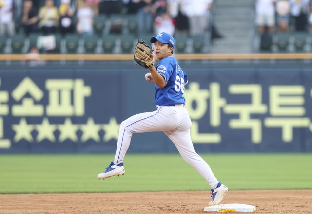 삼성 라이온즈 양도근이 올해 정규시즌 경기에 출전해 수비하고 있다. 양도근은 21일 부산 롯데 자이언츠전에 유격수로 선발 출전한다. 삼성 라이온즈