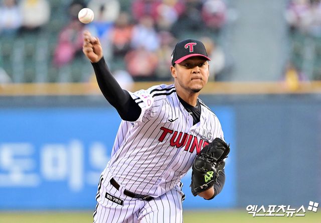 LG 트윈스 외국인 투수 엘리에이저 에르난데스가 21일 서울 잠실야구장에서 열린 2025 신한 SOL Bank KBO리그 두산 베어스와의 팀 간 7차전에 선발등판, 4이닝 5피안타 2볼넷 4탈삼진 4실점으로 부진했다. 사진 엑스포츠뉴스 DB